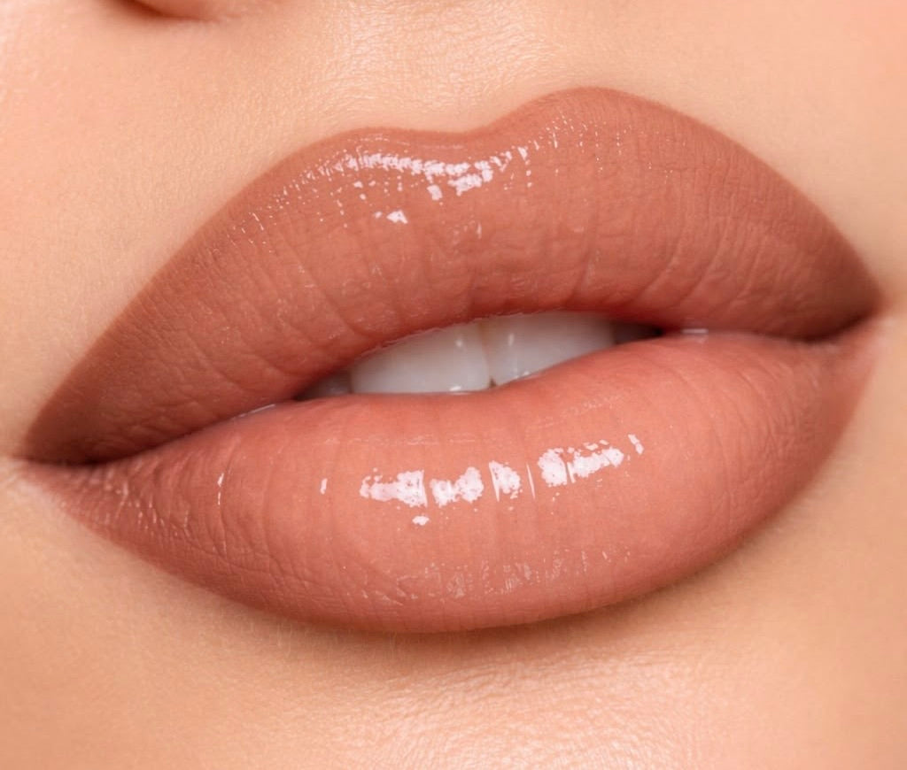 Lip liner and lip gloss combo for enhanced shine and a juicy effect.